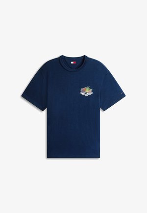 Marineblaunes T-Shirt mit kurzen Ärmeln, einem kleinen bunten Obst- und Gemüsegrafik und dem Text "Tommy's Market Fresh Local Produce" auf der Brust.