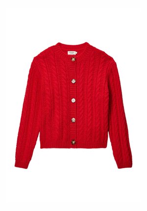 Cardigan rouge en tricot avec motif en torsades, col rond et fermeture boutonnée devant avec cinq boutons ronds marron.