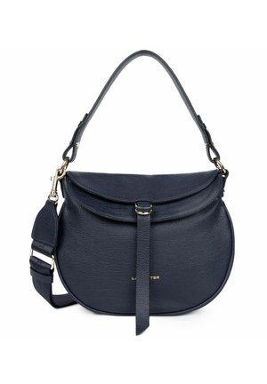 Borsa a tracolla in pelle blu navy con forma curva, texture liscia, chiusura a patta e dettagli in metallo dorato. Dotata di tracolla regolabile.