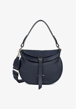 Borsa a tracolla in pelle blu navy con forma curva, texture liscia, chiusura a patta e dettagli in metallo dorato. Dotata di tracolla regolabile.