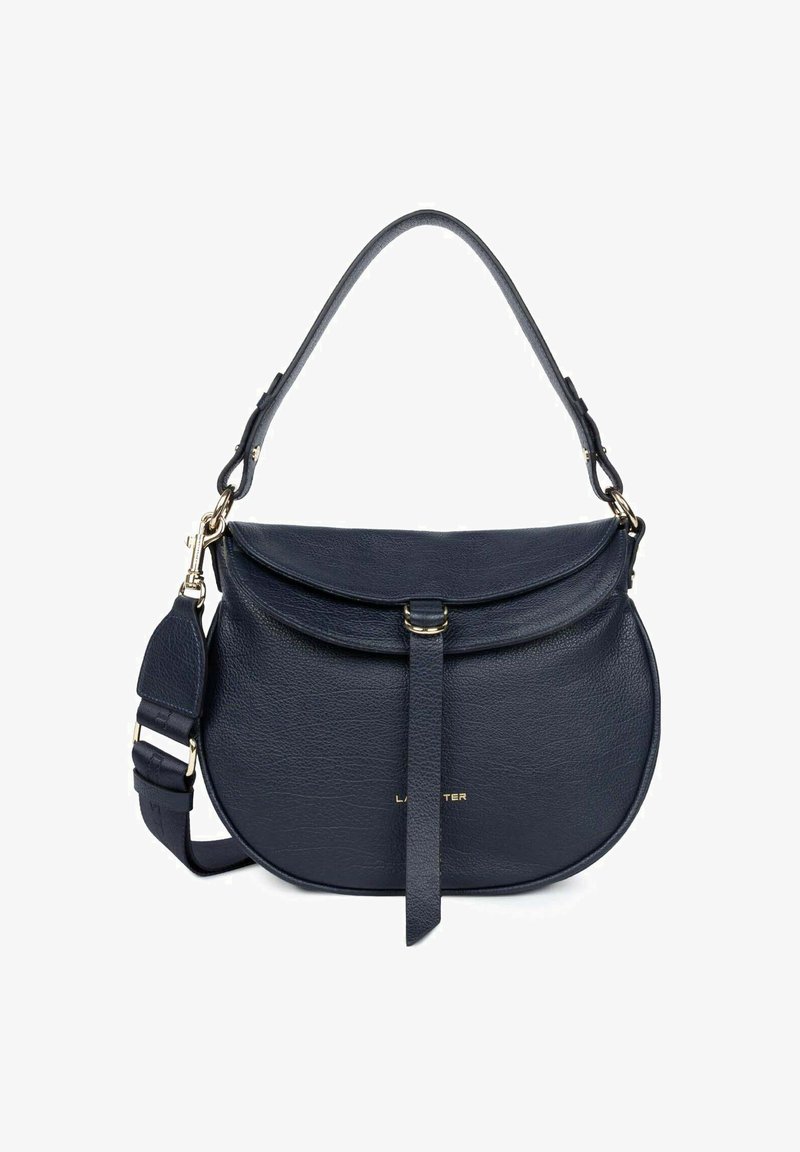 Borsa a tracolla in pelle blu navy con forma curva, texture liscia, chiusura a patta e dettagli in metallo dorato. Dotata di tracolla regolabile.