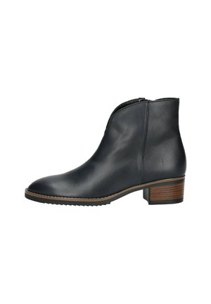 Bottes chelsea noires en cuir avec un bout pointu, une fermeture éclair sur le côté et un talon empilé. Présente une texture lisse et un design minimaliste.