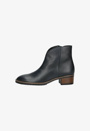 Stivale alla caviglia in pelle nera con punta affilata, chiusura con zip laterale e tacco impilato. Presenta una texture liscia e un design minimalista.