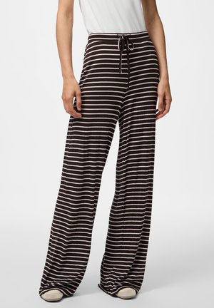 Pantalons ample en tissu doux avec des rayures verticales noires et blanches, dotés d'une taille avec cordon de serrage ajustable et d'une coupe décontractée.