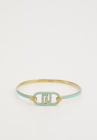 Gullmetallarmbånd med akvamarin emalje detaljer, med sammenflettede lenker og et lite merke gravert på innsiden.