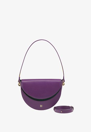 Borsa a tracolla in pelle viola con forma a mezzaluna, accessori in oro e tracolla staccabile. Texture liscia con design minimalista.