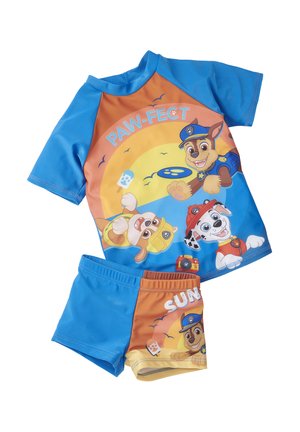 Il set da bagno per bambini blu e arancione include una maglietta a maniche corte e pantaloni coordinati, con personaggi di cani dei cartoni animati e il testo "PAW-FECT" e "SUN."