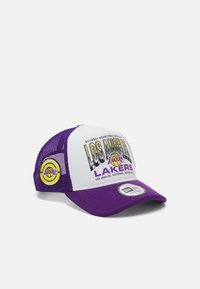 Lila-weiße Trucker-Kappe mit dem Schriftzug "Los Angeles Lakers", Netzseiten und einem runden Logopatch an der Seite.