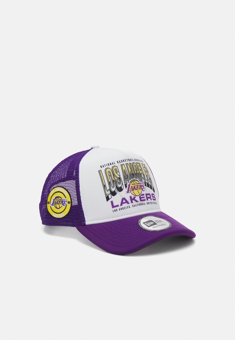 Lila-weiße Trucker-Kappe mit dem Schriftzug "Los Angeles Lakers", Netzseiten und einem runden Logopatch an der Seite.