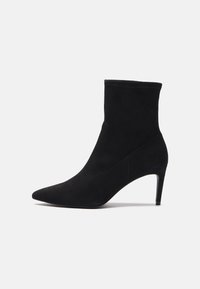 Bottines en cuir suédé noir avec un bout pointu, des panneaux latéraux en élasthanne et un talon haut élancé. Texture lisse avec des détails de couture minimaux.