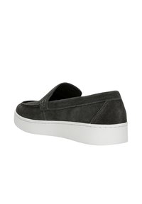 Šedé semišové slip-on boty s kulatou špičkou, elastickými bočními panely a bílou gumovou podrážkou. Mají elegantní stehy podél okrajů.