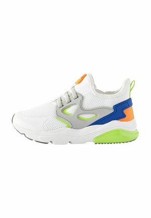 Baskets blanches de sport avec une tige en mesh, des accents synthétiques gris, des détails vibrants en bleu et orange, et une semelle néon verte.