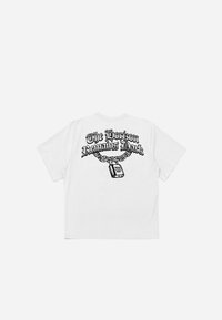 Camiseta blanca de manga corta con un diseño gráfico negro de texto y un candado en la espalda, con un corte relajado y una textura suave.