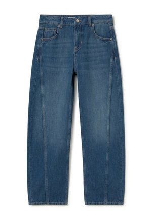 Vaqueros de mezclilla azul medio, con corte recto, cinco bolsillos y detalles de costura sutiles. Tela ligera con textura suave.