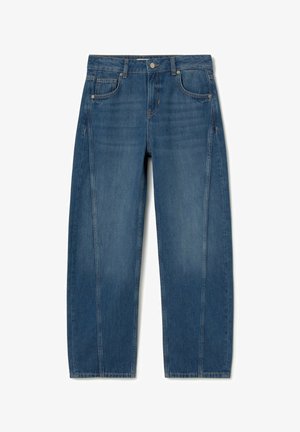 Vaqueros de mezclilla azul medio, con corte recto, cinco bolsillos y detalles de costura sutiles. Tela ligera con textura suave.