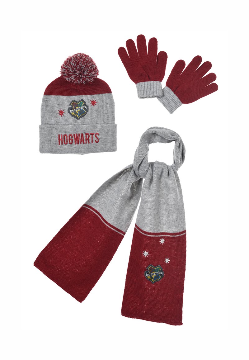 Il set di accessori invernali a tema Hogwarts include un cappello rosso e grigio con pom-pom, guanti coordinati e una sciarpa con l'emblema della casa e stelle.