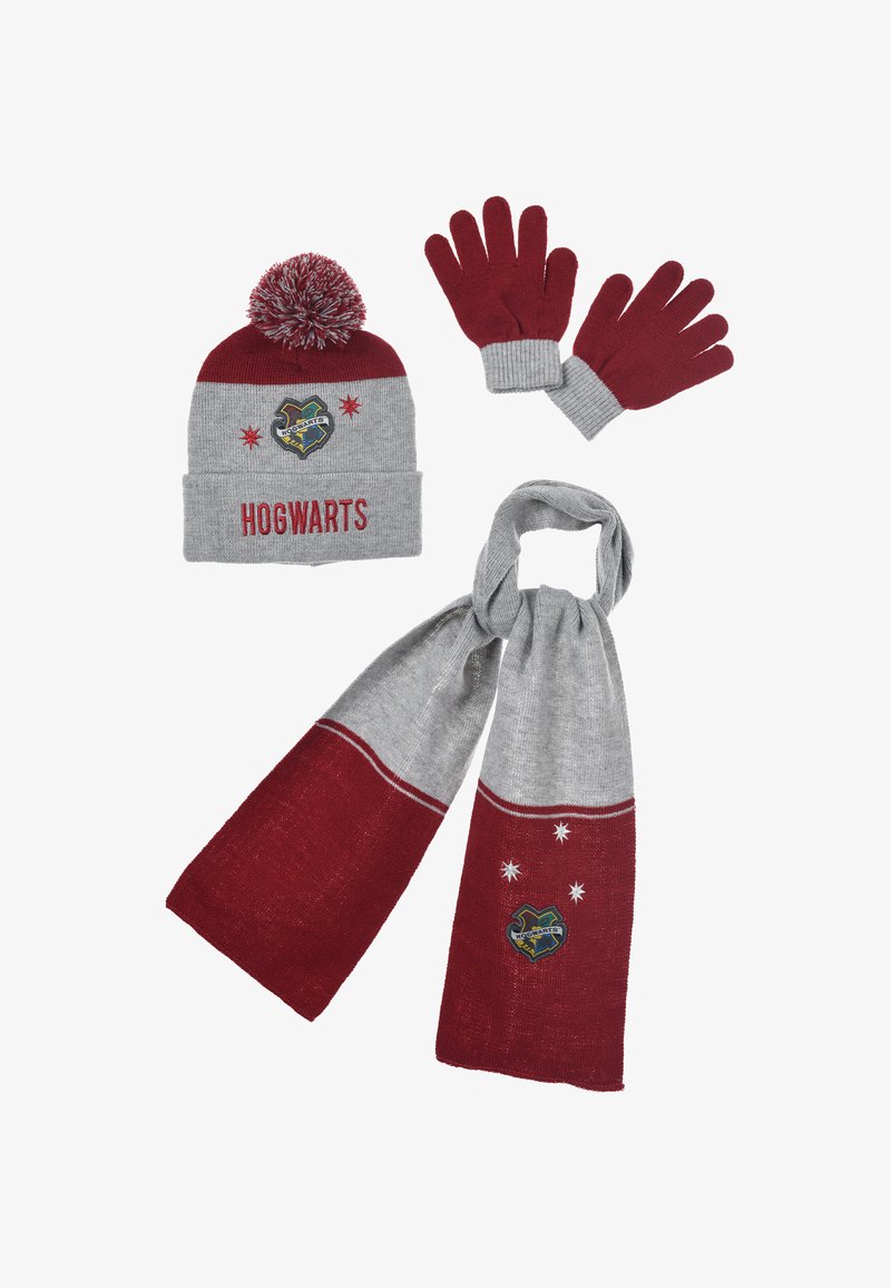 El conjunto de accesorios de invierno con temática de Hogwarts incluye un gorro rojo y gris con pompones, guantes a juego y una bufanda con el emblema de la casa y estrellas.