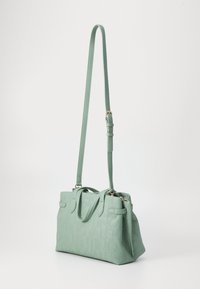 Žalia tekstūruota rankinė su įspaustu prekės ženklu, dviem viršutinėmis rankenomis ir reguliuojamu petiniu diržu. Yra užtraukiama kišenė ir auksinės detalės.