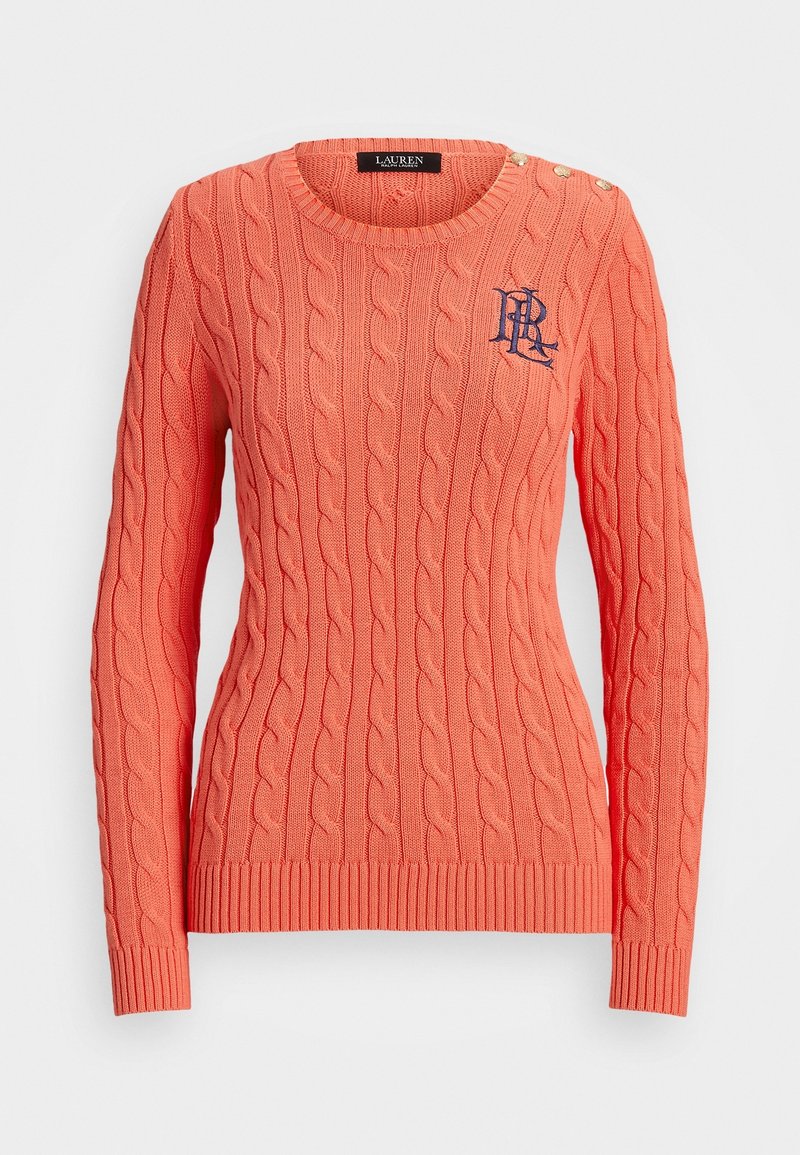 Pull en maille torsadée corail avec manches longues, col rond, trois boutons dorés sur l'épaule gauche, et logo "RL" brodé en bleu marine sur la poitrine.