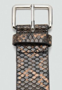 Bracelet en cuir noir et marron avec un motif, équipé d'une boucle en métal argenté ; présente une surface texturée et une boucle pour maintenir le surplus de longueur.