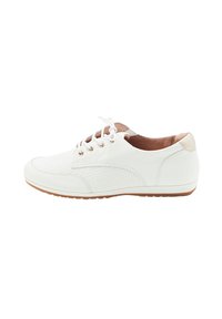 Sneaker bianco con tomaia texture, inserti in pelle e cinque asole. Presenta una punta arrotondata e una suola in gomma con bordatura marrone chiaro.