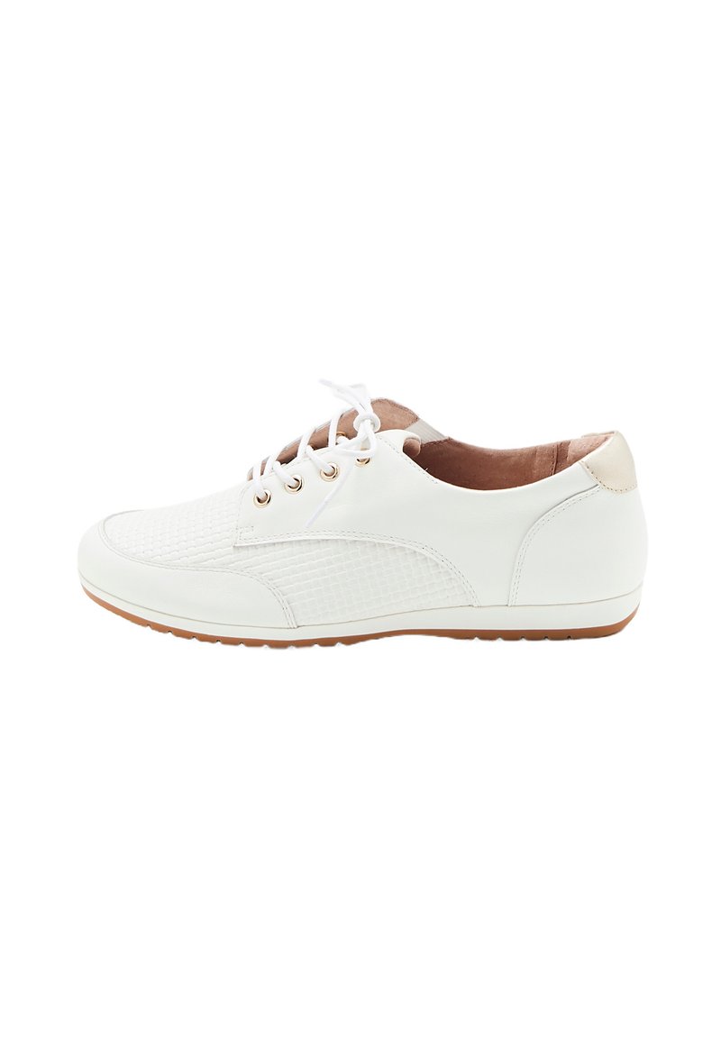 Sneaker bianco con tomaia texture, inserti in pelle e cinque asole. Presenta una punta arrotondata e una suola in gomma con bordatura marrone chiaro.
