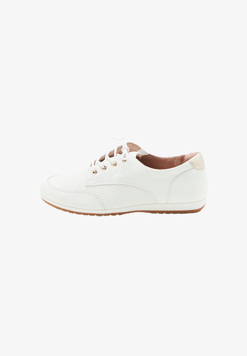 Sneaker bianco con tomaia texture, inserti in pelle e cinque asole. Presenta una punta arrotondata e una suola in gomma con bordatura marrone chiaro.