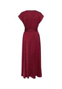 Burgundy maxiklänning med korta ärmar, en åtsittande midja och en slät satinstruktur, med en subtil slits i ryggen.