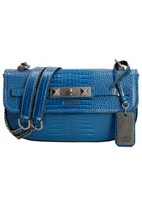 Blauwe croco-embossed handtas met zilverkleurige hardware, dubbele hengsels en een label. Heeft een klep sluiting en een textuurafwerking.