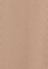 Tessuto a coste rosa chiaro con strisce verticali; texture morbida e motivo uniforme, adatto per diverse applicazioni di abbigliamento.