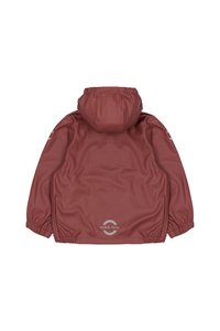 Rød vandtæt jakke med hætte, elastiske manchetter og et logo på ryggen. Glat, skinnende tekstur med et afslappet fit-design.