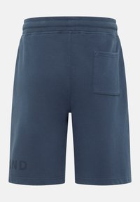 Shorts in cotone blu navy con una texture liscia, cinturino elastico e una tasca posteriore. Presentano un logo stampato discreto sul lato.