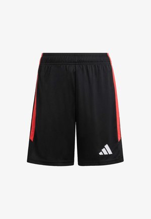 Zwarte sportkorte broek met rode zijpanelen, elastische tailleband en een zilveren Adidas-logo aan de onderkant links. Gemaakt van lichtgewicht materiaal.