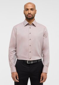 Lichtroze hemd met patroon, voorzien van een button-down kraag, lange mouwen en bruine knopen, gecombineerd met zwarte broeken en een riem.