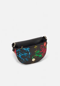 Bolso cruzado negro con coloridos patrones florales en azul, verde, rojo y detalles en dorado, con cierre de cremallera y herrajes dorados.