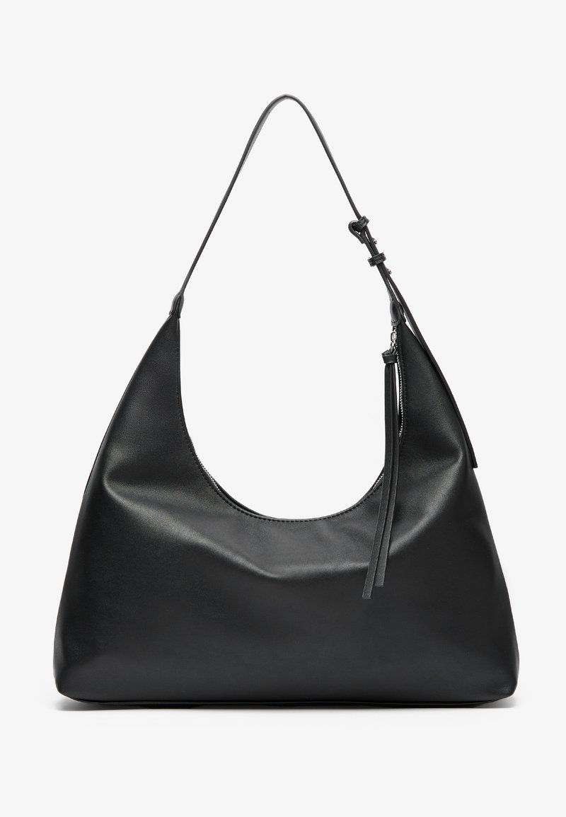 Sac à main hobo en cuir noir avec un dessus incurvé, une bandoulière simple réglable et un curseur de fermeture éclair avec un détail pompon en cuir.