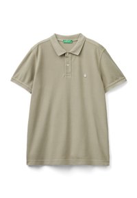 Camisa polo color caqui fabricada en algodón. Presenta un cuello con solapa, tapeta de tres botones, mangas cortas y un pequeño logotipo bordado en el pecho.