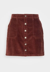 Mini-jupe en velours côtelé marron avec boutons argentés à l'avant, deux grandes poches avant et passants pour ceinture.