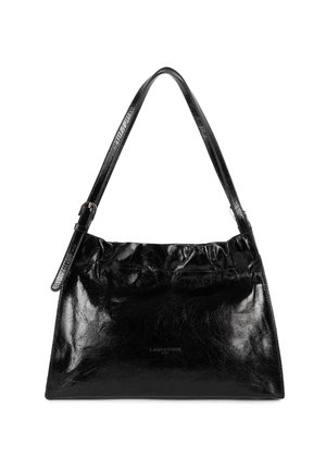 Sac à main en cuir noir avec une finition lisse et brillante, un dessus froncé et une seule sangle ajustable. Présente un détail de logo simple à l'avant.
