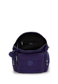 Lila Kipling-ryggsäck med flera dragkedjefickor och en liten gorillanyckelring, visad öppen för att avslöja innerfickan med dragkedja.