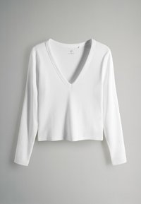Biela, dlhá rukávová, skrátená blúzka s dekoltom do V. Vyrobená z hladkej, ľahkej tkaniny so slabou štruktúrou. Bez viditeľných vzorov alebo kovania.