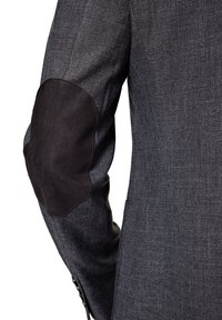 Szary, teksturowany materiałowy żakiet z czarnymi zamszowymi łatawkami na łokciach; wyróżnia się dopasowanym krojem oraz metalowymi guzikami na mankietach.