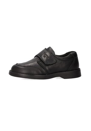 Zapato de cuero negro con un acabado texturizado, que presenta una correa de velcro y una puntera redondeada. Suela resistente con un patrón de tracción mínimo.
