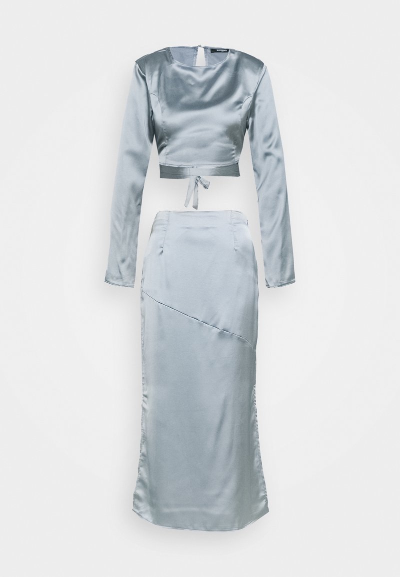 Ensemble deux pièces en satin bleu clair avec haut court à manches longues et jupe taille haute longueur cheville avec détail de couture diagonale.