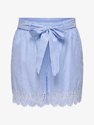 Short rayé vertical bleu et blanc avec ceinture en tissu nouée et bordure en dentelle ajourée festonnée à l'ourlet.