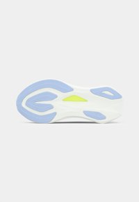 Semelle de chaussure avec une base blanche, des accents bleus et un triangle jaune. Caoutchouc texturé pour l'adhérence, présentant un design épuré avec des formes courbes.