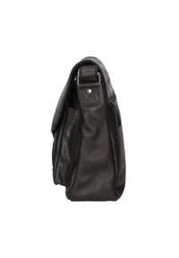 Zwarte leren tas met een zijprofielweergave, voorzien van een gladde textuur, verstelbare band en een ritsvakdetail.