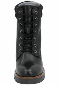 Bota de cuero negra hasta el tobillo con punta redonda, cuello acolchado y ojetes metálicos. Presenta cordones negros y una suela de goma texturizada.