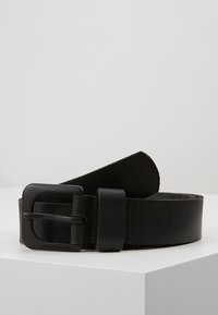 Schwarzer Leder Gürtel mit einer mattschwarzen Metallschnalle, die eine glatte Textur und ein sauberes, minimalistisches Design aufweist. Mit "G-STAR RAW" gekennzeichnet.