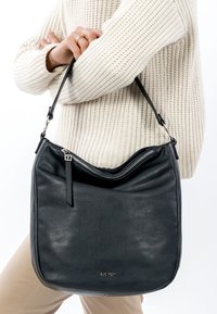 Musta nahkainen olkalaukku pyöreällä muotoilulla, vetoketjusuljenta ja irrotettava olkahihna. Pinnassa hienovarainen kiilto ja tekstuuri.